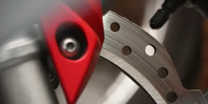 Disque de frein moto usé : comment le repérer ?