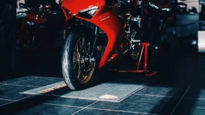 Pourquoi utiliser un tapis moto environnemental homologué dans son garage ?