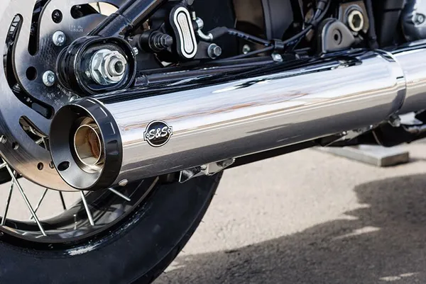Silencieux Slip-On Harley Softail à partir de 2025 – Grand National Ø 4" Chrome – S&S Cycle